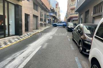 Una avería en el motor de un vehículo deja un reguero de aceite por varias calles de Los Llanos de Telde/TA.